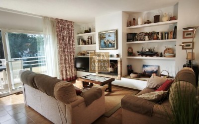 Amplio bungalow con piscina y pista de tenis comunitarios al lado del club de Golf.